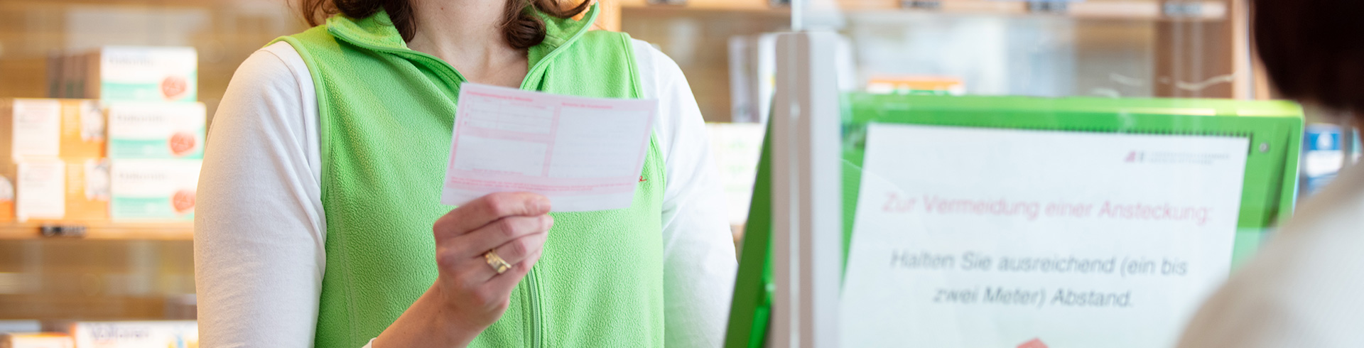 Apothekerin mit Rezept in der Hand