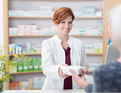 Apothekerin hilft Kundin